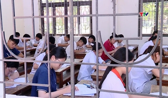 Học sinh kết thúc môn thi chuyên với tâm trạng thoải mái