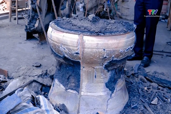 Hội Di sản Văn hóa và Cổ vật Thanh Hóa đúc trống đồng, súng thần công tặng tỉnh Quảng Trị