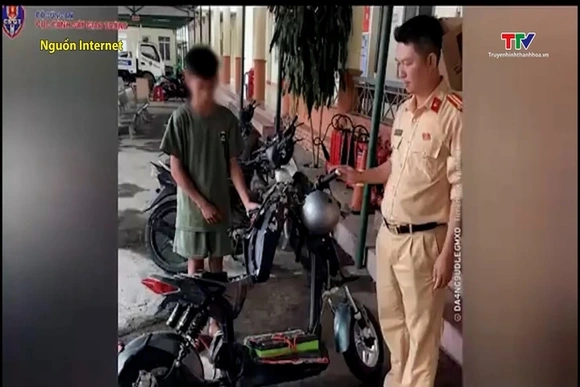 Học sinh lớp 9 đánh võng trước đầu ô tô khiến nhiều người thót tim