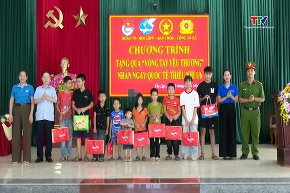 Tặng quà cho thiếu nhi có hoàn cảnh khó khăn trên địa bàn