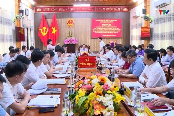 Phó Chủ tịch Thường trực HĐND tỉnh Lê Tiến Lam kiểm tra việc thực hiện chính quyền địa phương 2 cấp