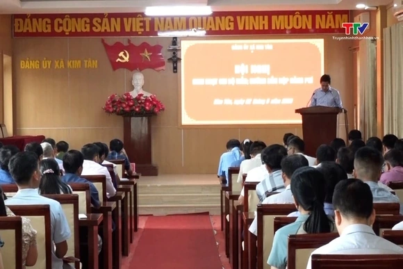 Xã Kim Tân hướng dẫn sinh hoạt chi bộ trên phần mềm Sổ tay Đảng viên và đóng đảng phí không dung tiề
