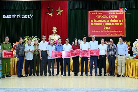 Trao tặng sách và chuyển giao phần mềm thư viện số