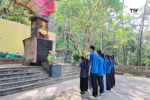 Giáo dục truyền thống từ địa chỉ đỏ