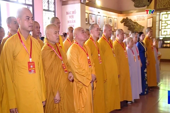 Đoàn đại biểu dự Đại hội đại biểu Phật giáo tỉnh Thanh Hóa lần thứ IX dâng hương, báo công với Chủ t