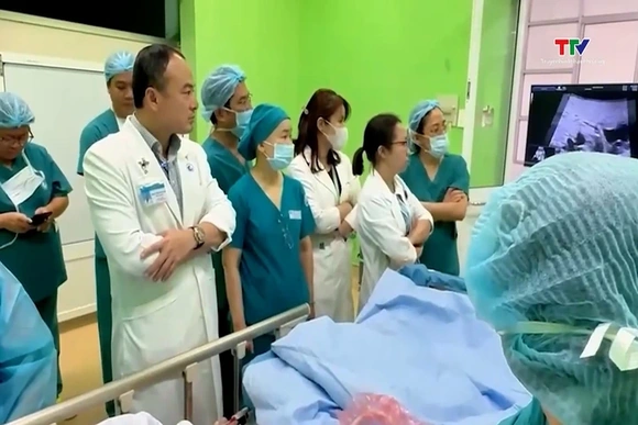 Quy định mới về phụ cấp đặc thù đối với cán bộ y tế tham gia phẫu thuật, thủ thuật