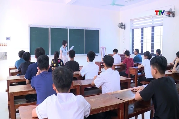 Thí sinh làm thủ tục dự thi tuyển sinh vào lớp 10