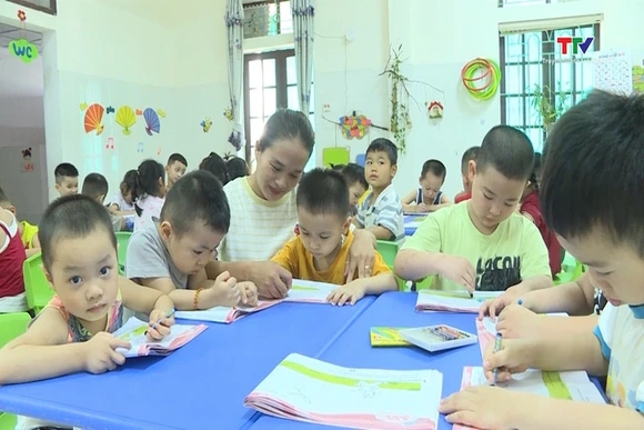 Các trường mầm non tăng cường chống nóng cho trẻ