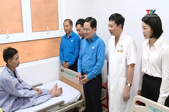 Tổng Liên đoàn Lao động Việt Nam chúc mừng Đại lễ Phật đản và thăm công nhân có hoàn cảnh khó khăn