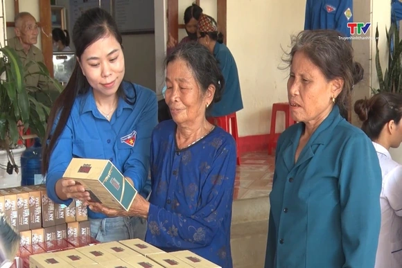 Hơn 300 người dân xã Ngọc Trao được khám bệnh, cấp phát thuốc miễn phí