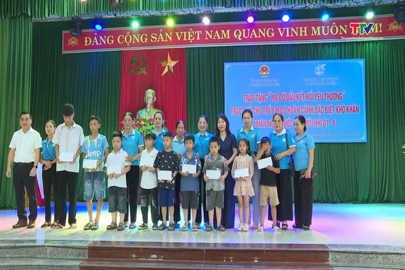 Phường Đông Tiến trao quà cho trẻ em có hoàn cảnh khó khăn
