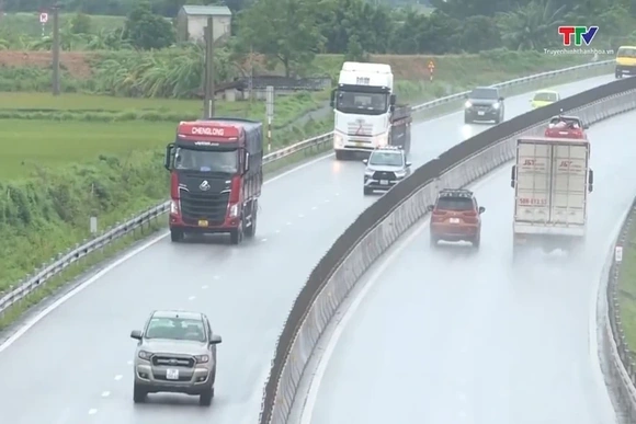 Cảnh báo nguy cơ mất an toàn khi đi bộ, xe máy vào đường cao tốc