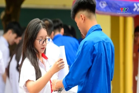 Những thí sinh đầu tiên bước ra khỏi phòng thi THPT: Tự tin với bài làm môn Văn
