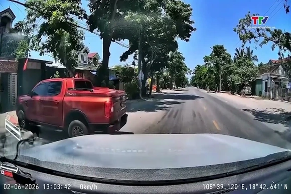 Xử phạt tài xế bán tải 'quay xe' khi gặp Cảnh sát giao thông