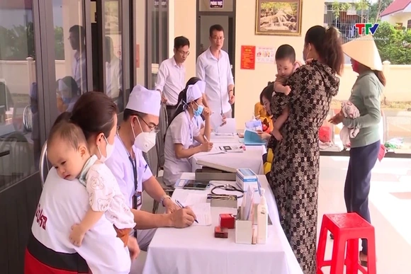 Số lượng nhân viên y tế xã ở mỗi xã tại 34 tỉnh, thành phố