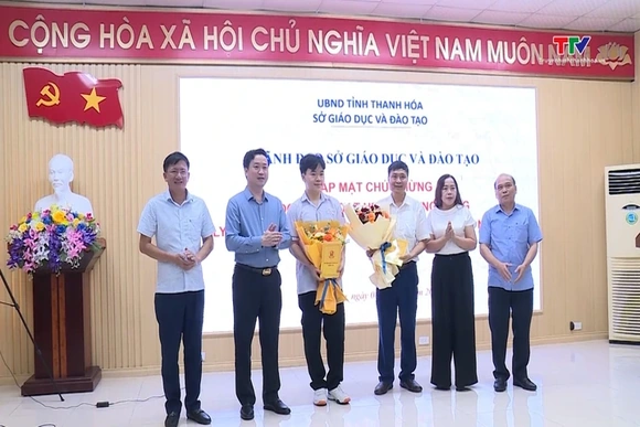 Khen thưởng học sinh đoạt thành tích tại Kỳ thi Olympic Toán châu Á - Thái Bình Dương