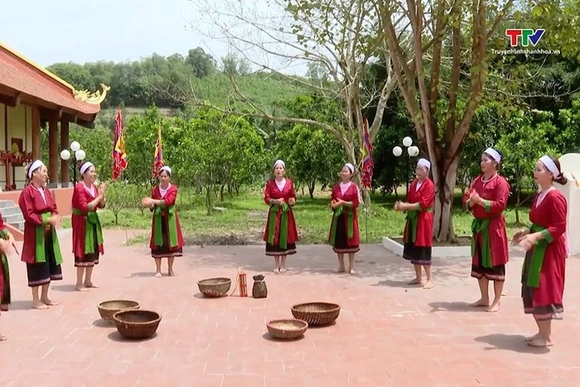 Vẻ đẹp trang phục dân tộc Thổ xứ Thanh