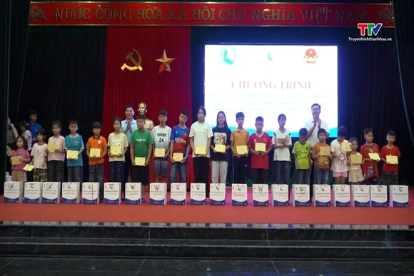 Tặng quà cho trẻ em có hoàn cảnh đặc biệt, khó khăn nhân Tháng hành động vì trẻ em