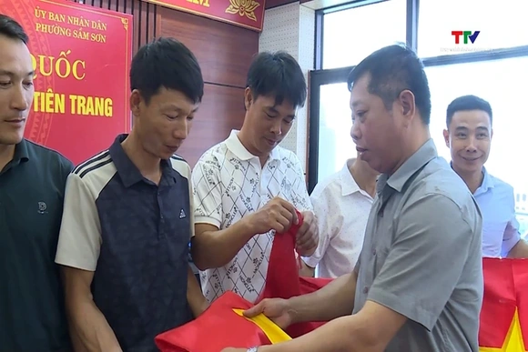 Trao 3.000 lá cờ tổ quốc cho ngư dân phường Sầm Sơn và xã Tiên Trang