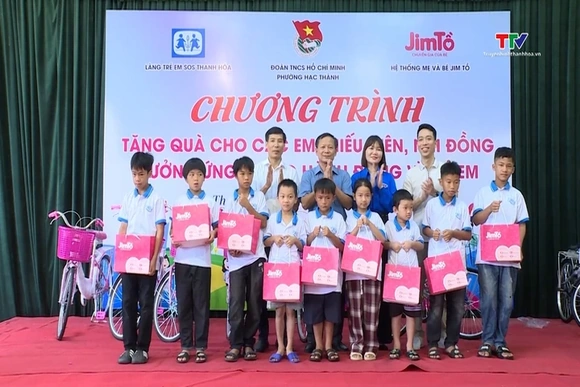 Đoàn thanh niên trao quà cho trẻ em Làng SOS Thanh Hóa