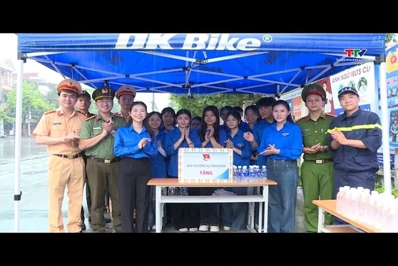 Tỉnh Đoàn thăm, tặng quà đội hình tình nguyện 