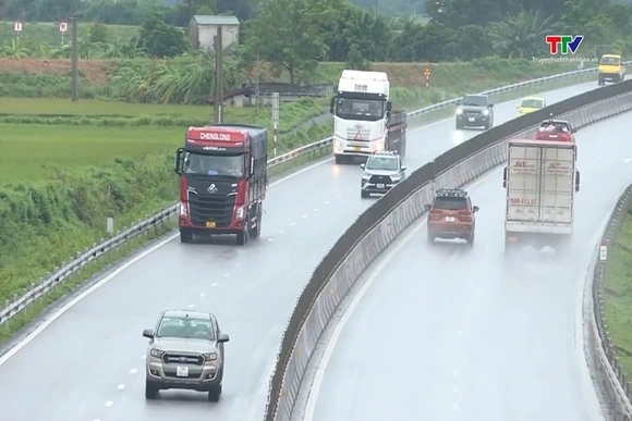 Cảnh báo nguy cơ mất an toàn khi đi bộ, xe máy vào đường cao tốc