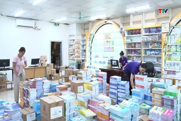 Giá sách giáo khoa năm học 2026-2027 giảm bình quân khoảng 13,3%