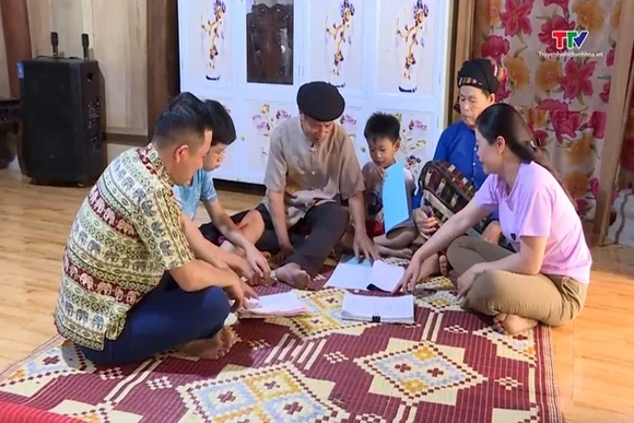 Người gìn giữ ký ức văn hóa qua những trang sách Thái cổ