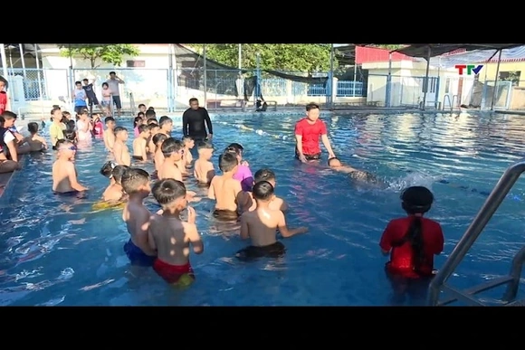 Trang bị kỹ năng phòng tránh đuối nước cho trẻ
