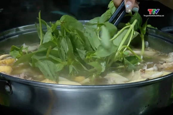 Hương vị thơm ngon của lẩu gà lá é