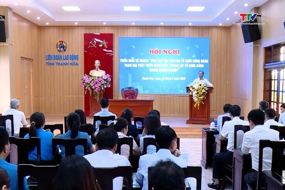 Phát huy vai trò công đoàn tham gia phát triển Đảng 
trong doanh nghiệp
