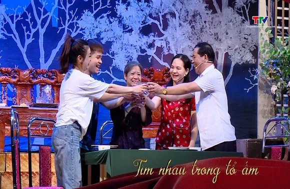 Vở kịch nói “Tìm nhau trong tổ ấm”