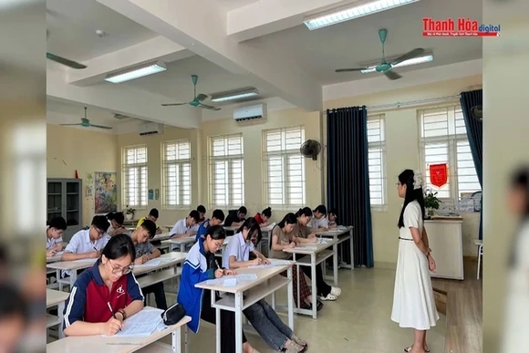 Vì sao trường công lập vẫn thu học phí?