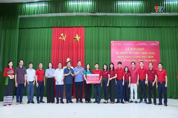 Agribank trao tặng hệ thống điện chiếu sáng tại xã Yên Khương