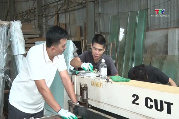 Từ đất khó vươn lên