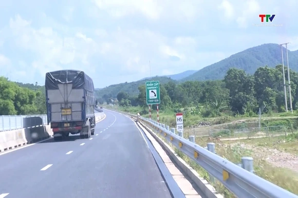 Cảnh sát giao thông cảnh báo ô tô dừng trái phép trên cao tốc