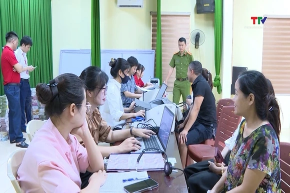 Xã Tân Ninh chi trả tiền hỗ trợ bồi thường, hỗ trợ giải phóng mặt bằng cho người dân.
