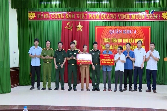 Quân khu 4 trao kinh phí hỗ trợ xây dựng nhà Đại đoàn kết