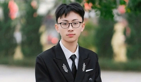 Em Nguyễn Đình Trung, học sinh Trường THPT Triệu Sơn 2 - Thủ khoa toàn tỉnh, Á khoa toàn quốc Kỳ thi