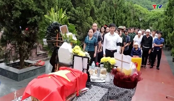 Xã Hồi Xuân an táng hài cốt liệt sĩ