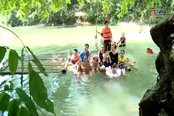 Du lịch sinh thái suối thác hút khách trốn nóng ngày hè