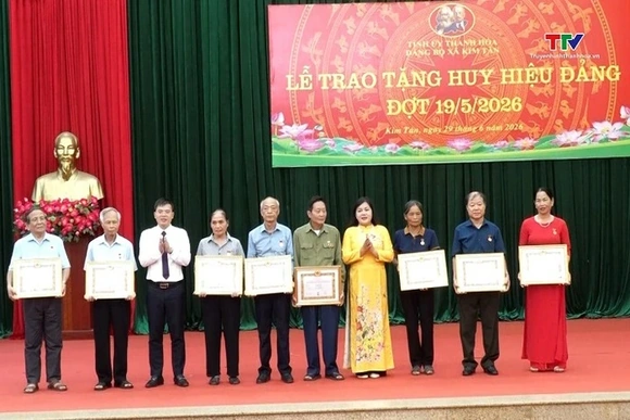 Đảng ủy xã Kim Tân tổ chức lễ trao huy hiệu Đảng cho 30 đảng viên