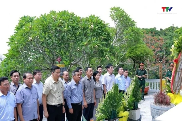 Bí thư Tỉnh ủy Lê Đức Thái dâng hương tưởng niệm các anh hùng liệt sĩ tại Đảo Mê