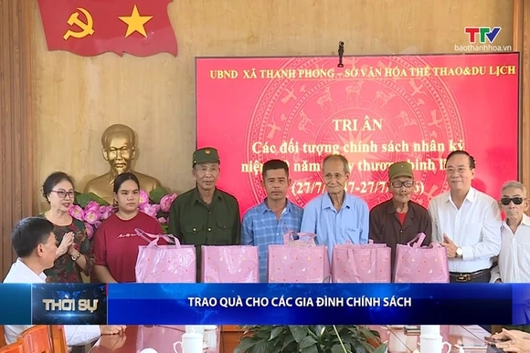 Trao quà cho các gia đình chính sách