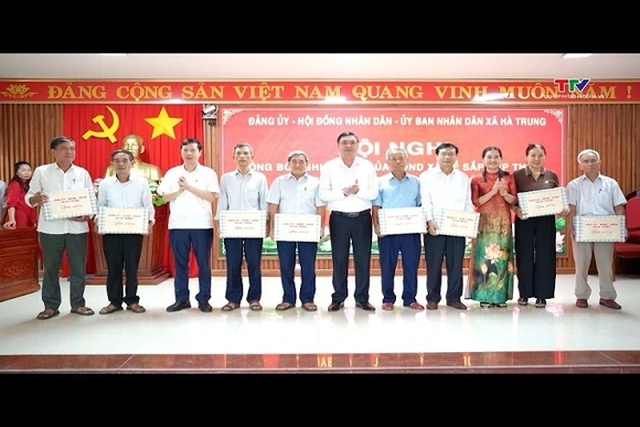 Xã Hà Trung công bố Nghị quyết của HĐND xã về sắp xếp thôn