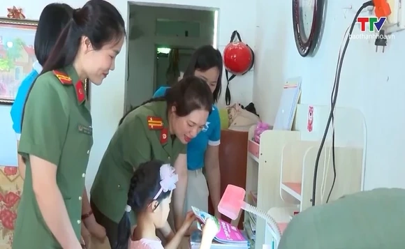 Nghĩa tình trong màu áo an ninh