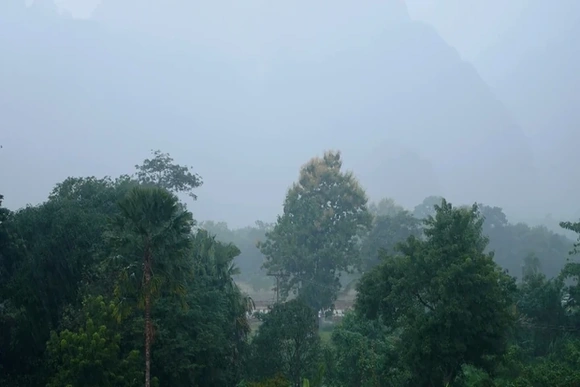 Cảnh báo dông, lốc, sét, mưa đá và mưa lớn cục bộ một số địa phương