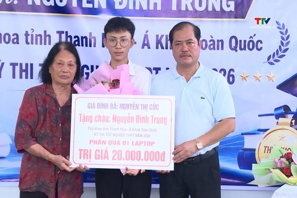 Dòng họ Nguyễn Đình khen thưởng học sinh Nguyễn Đình Trung đạt danh hiệu thủ khoa toàn tỉnh