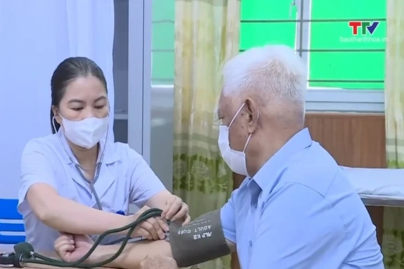Không yêu cầu xuất trình giấy chuyển viện với người bệnh cấp cứu, hiểm nghèo