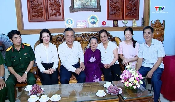 Bí thư Tỉnh ủy thăm hỏi, tặng quà các gia đình chính sách